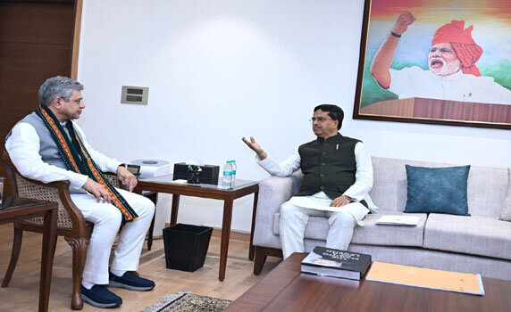 Tripura CM Dr. Manik Saha meets Union Minister of Railways, IT- Ashwini Vaishnaw in New Delhi.